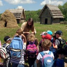 Ve slovanské vesnici v areálu Zeměráje děti poznávají život našich předků (Ekocentrum Budař Kovářov)